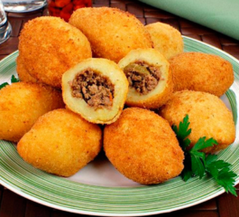 Bolinho de Aipim com Carne Moída