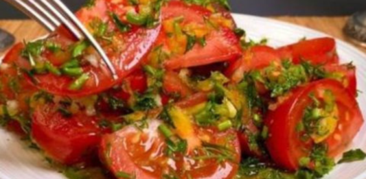 Salada de Tomate ao Molho de 7 Ervas: Uma Explosão de Sabor e Frescor