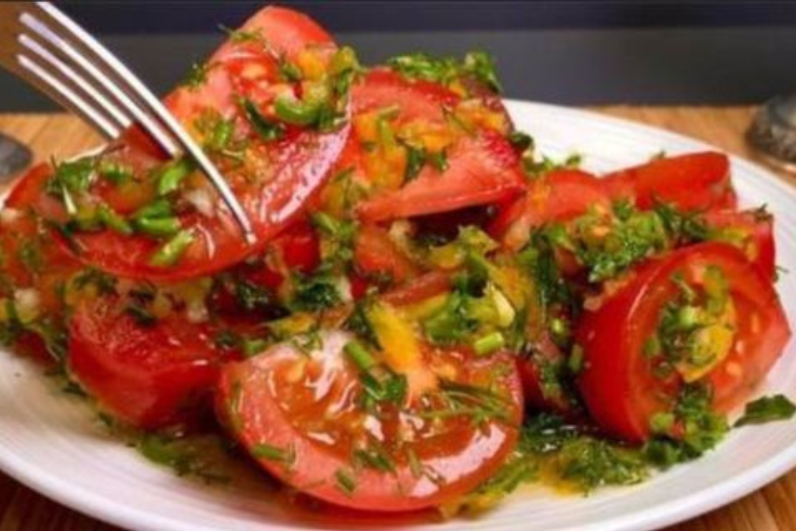 Salada de Tomate ao Molho de 7 Ervas: Uma Explosão de Sabor e Frescor