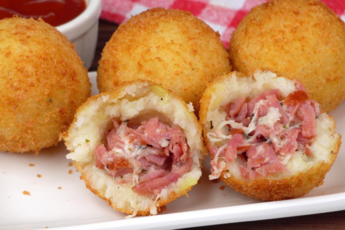 Bolinho de Arroz com Queijo e Calabresa: A Combinação Perfeita de Sabor e Textura