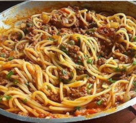 Macarrão na Manteiga com Carne Moída: Uma Receita Saborosa e Simples