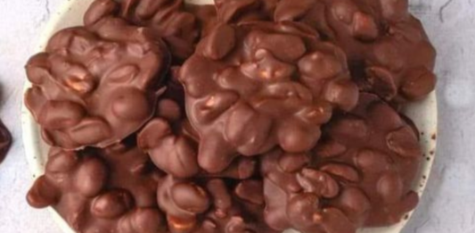 Pé de Moleque com chocolate: Um Clássico Brasileiro com um Toque Moderno