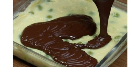 Motivos para Experimentar o Creme com Uvas e Ganache de Chocolate: Uma Sobremesa Sofisticada e Fácil de Preparar